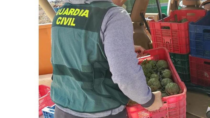 Un agente del Equipo Roca de la Guardia Civil descargando la mercancía recuperada