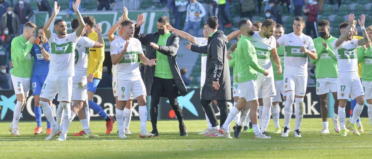 Los jugadores del Elche aplauden y agradecen el apoyo de la afición después de la victoria del pasado domingo contra el Villarreal.  | MATÍAS SEGARRA