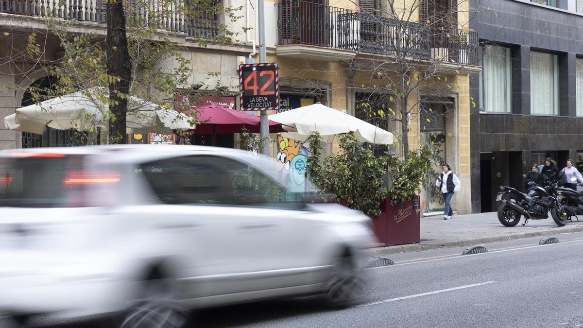 Radar situado en la confluencia de las calles Pau Claris y Aragó, junto a una escuela.