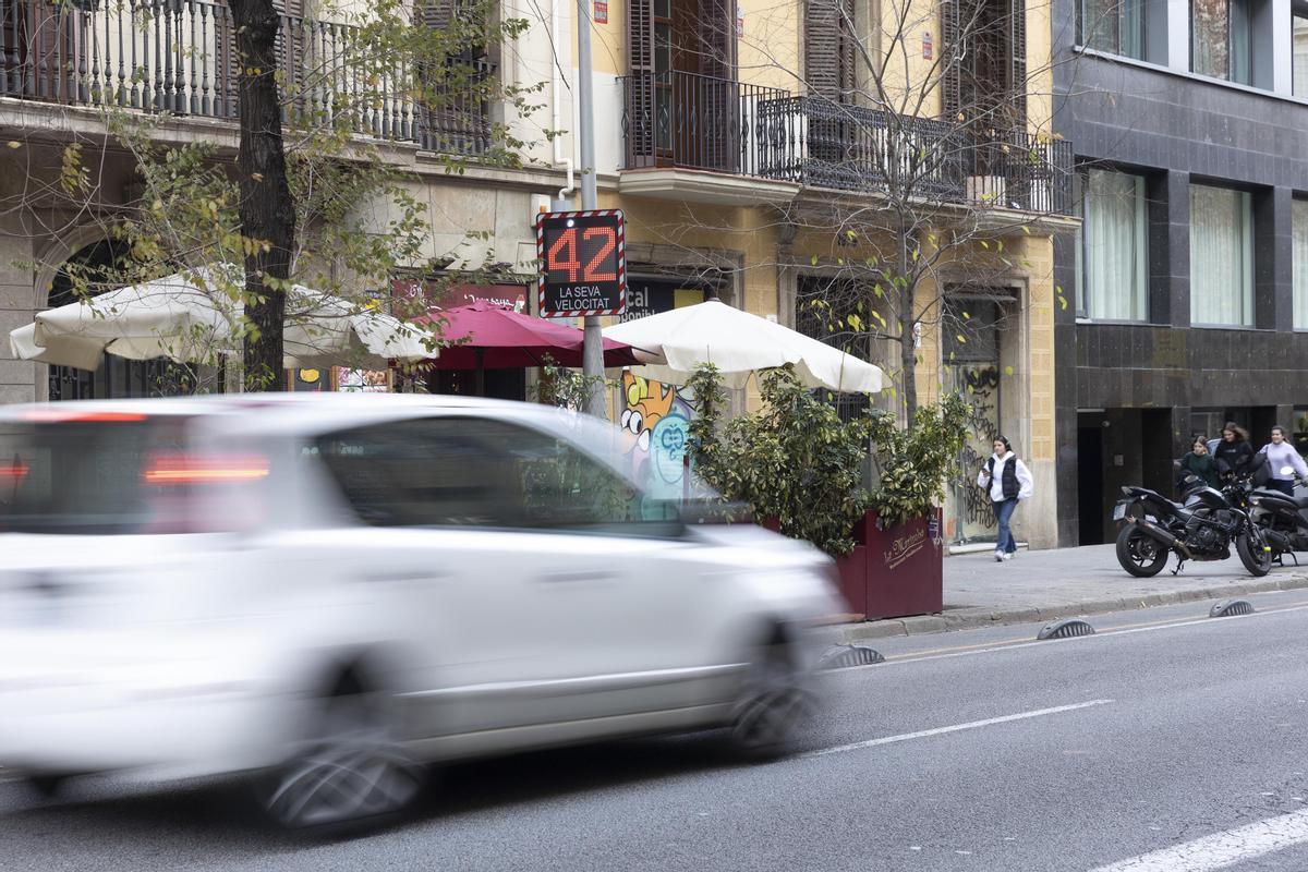 Collboni apagarà els radars de velocitat de les escoles de nit i en dies festius