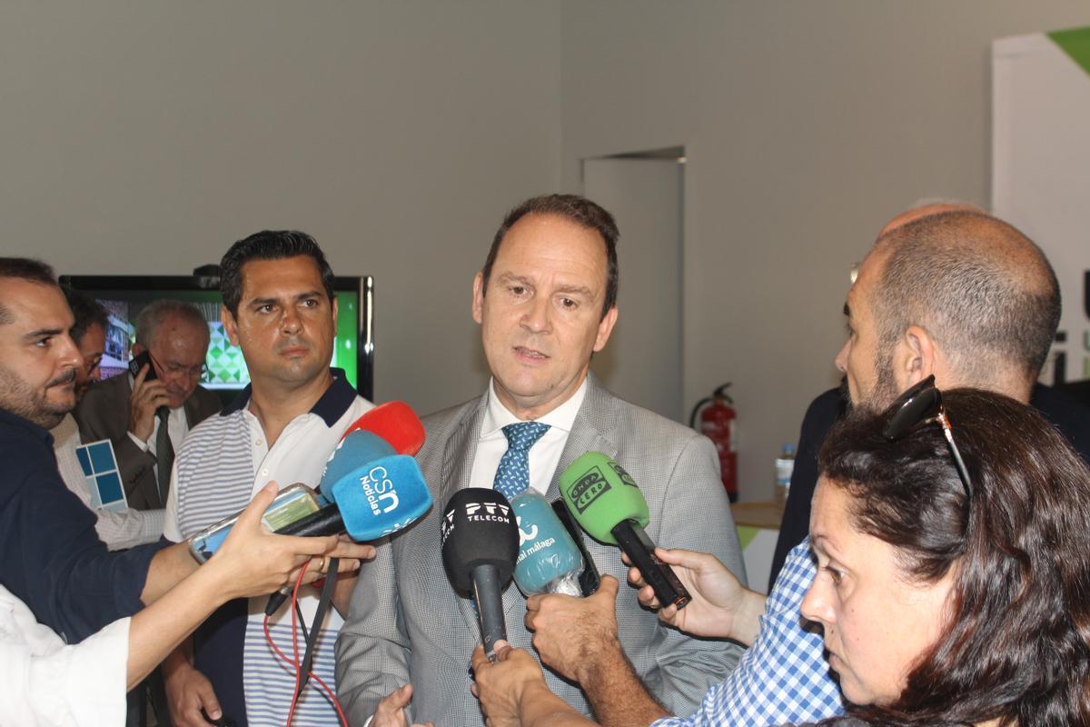 El rector de la UNIA, José Ignacio García, atiende a los medios tras la presentación de los Cursos de Verano 2022 en Málaga