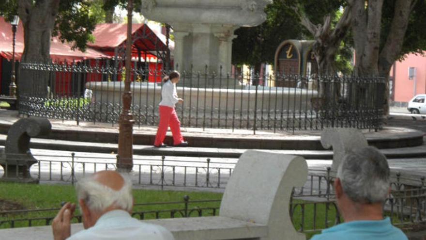 Unos mayores en la plaza del Adelantado, en pleno casco histórico.