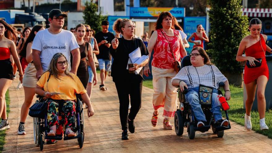 Mujeres con movilidad reducida accediendo a un concierto.