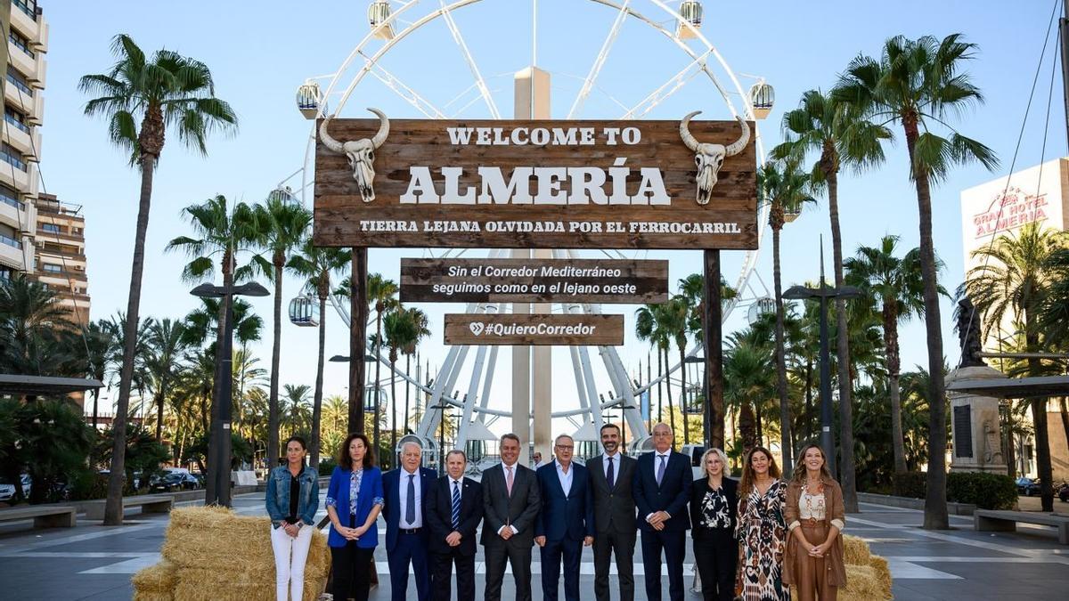 Arco reivindicativo a favor del corredor mediterráneo ayer, en Almería.