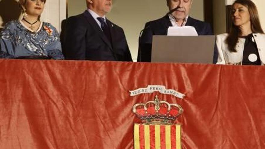 Mario Masiá en el balcón del Ayuntamiento de San Vicente.