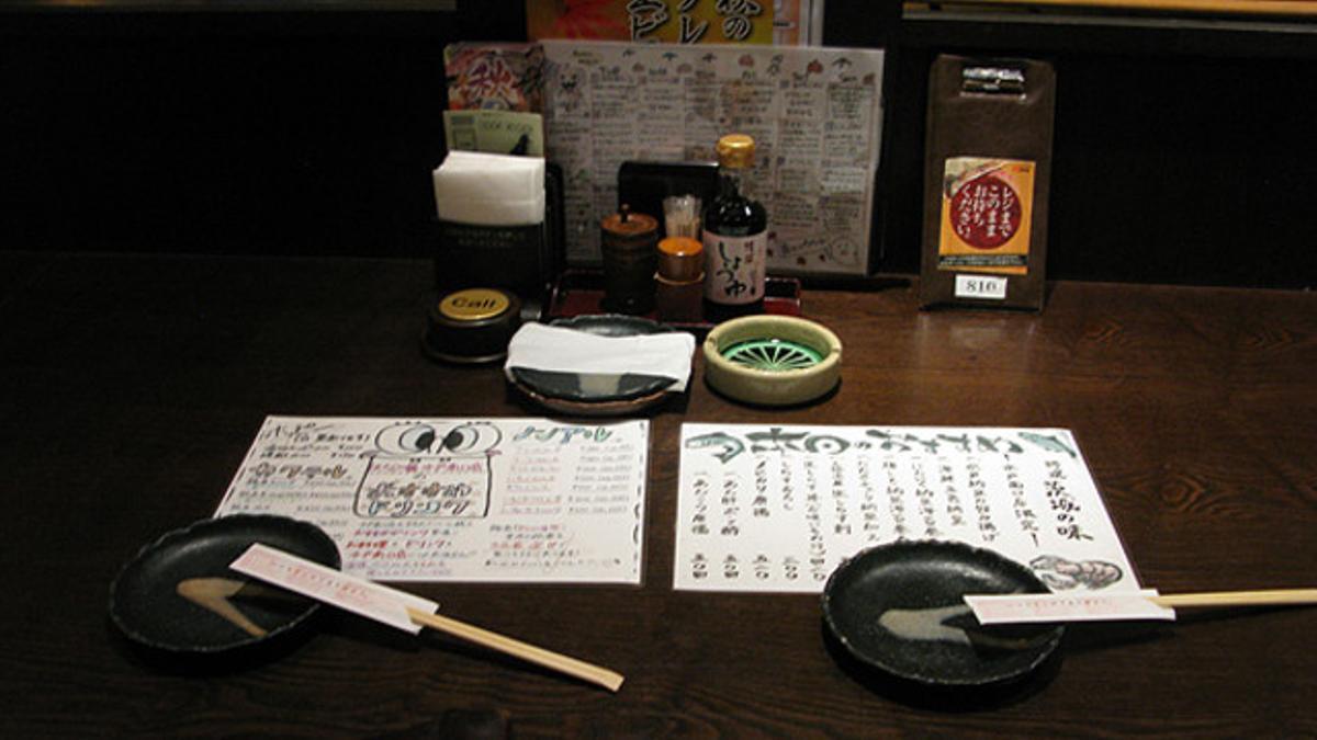 Una mesa, perfectamente dispuesta para el comensal, en un establecimiento japonés