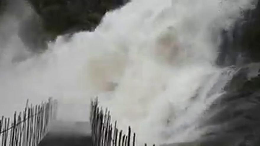 La cascada del Caozo durante el temporal