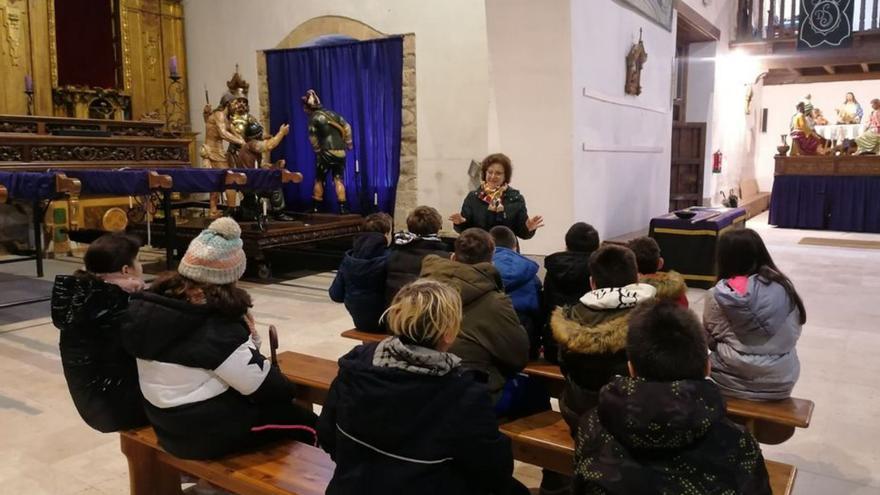 Marcos, de pie, explica a los alumnos el origen de la Semana Santa. |