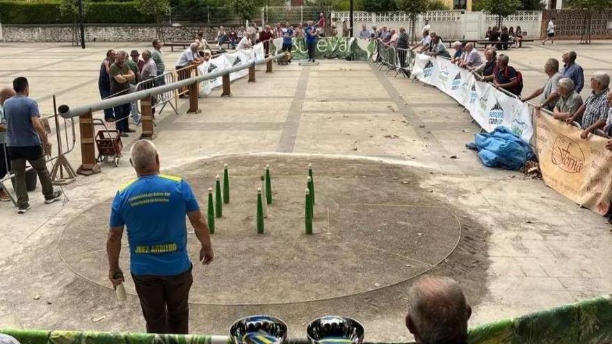 Laviana se echa a la calle para jugar a los bolos