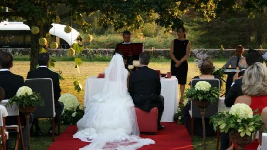Una pareja contrae matrimonio en una ceremonia civil. / la opinión