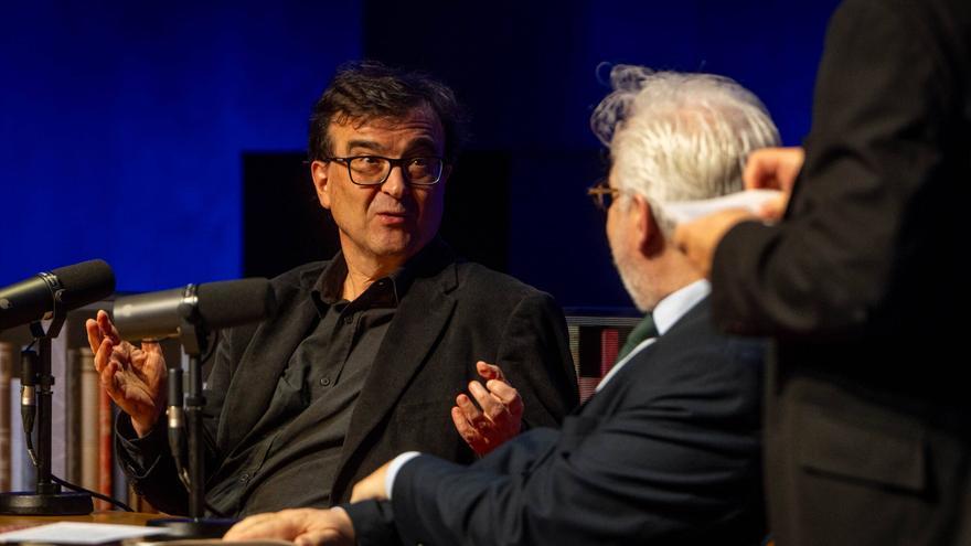Javier Cercas, tras recibir el Català de l’Any: &quot;El periodismo explica una batalla mientras pasa; los escritores llegamos cuando se pueden contar las bajas&quot;