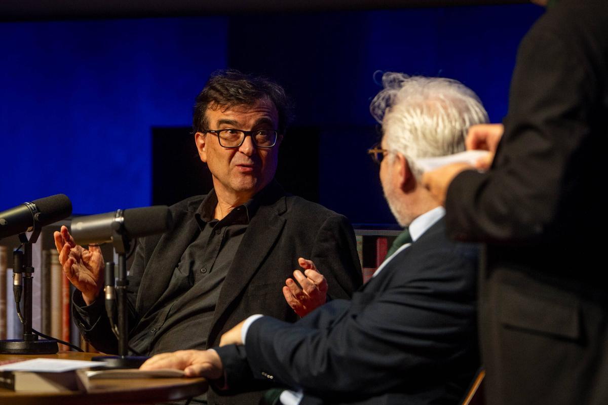 Javier Cercas charla con Álex Sàlmon en la gala del Català y la Catalana de l'Any