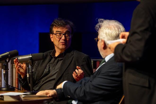 Javier Cercas y Álex Sàlmon reflexionan sobre el poder de la ficción y la cultura en el Cornellà Creació Fòrum