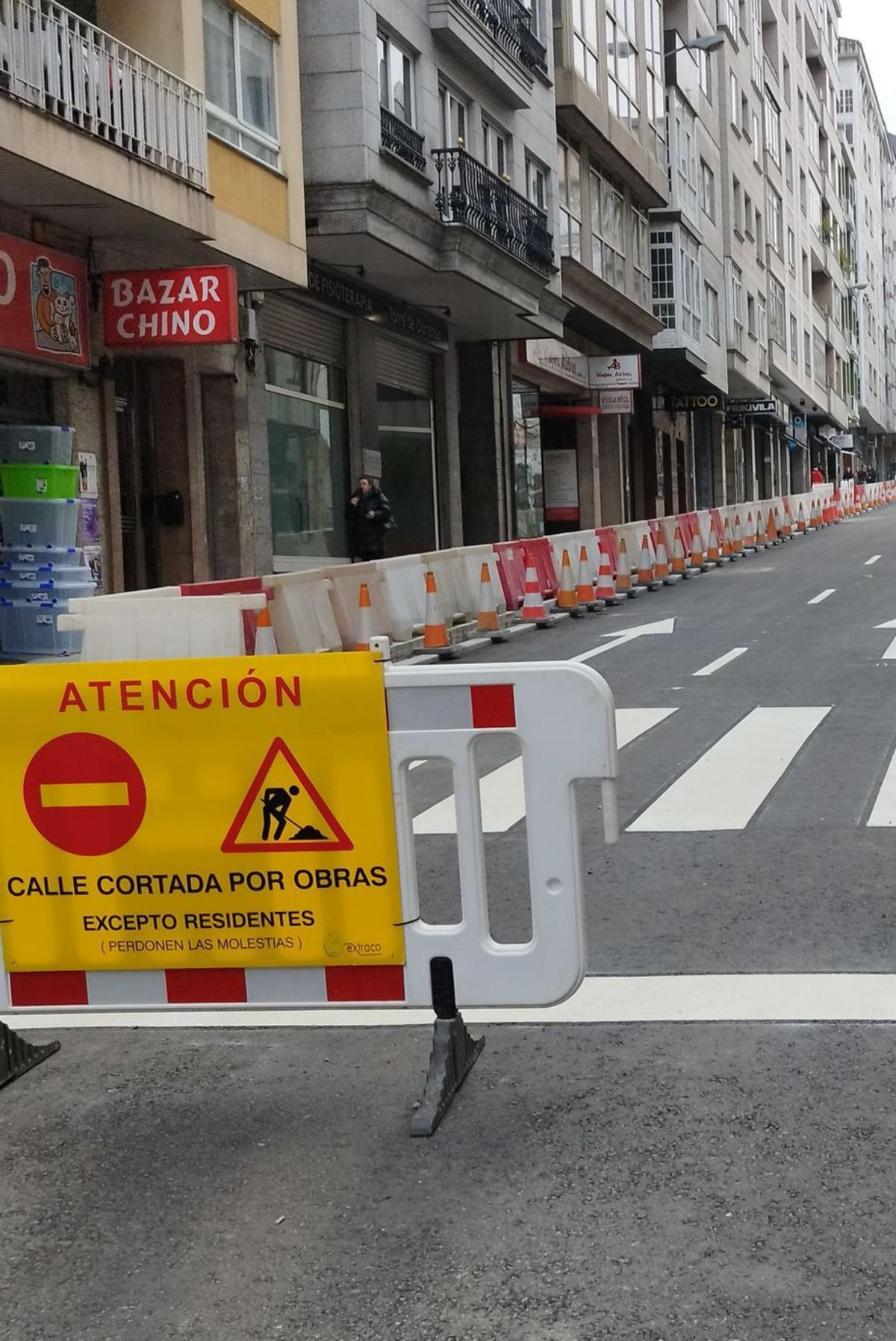 La calle Celso Emilio Ferreiro con una valla de obra, el día que se procedió a la reapetura del tráfico rodado. |   // F. CASANOVA