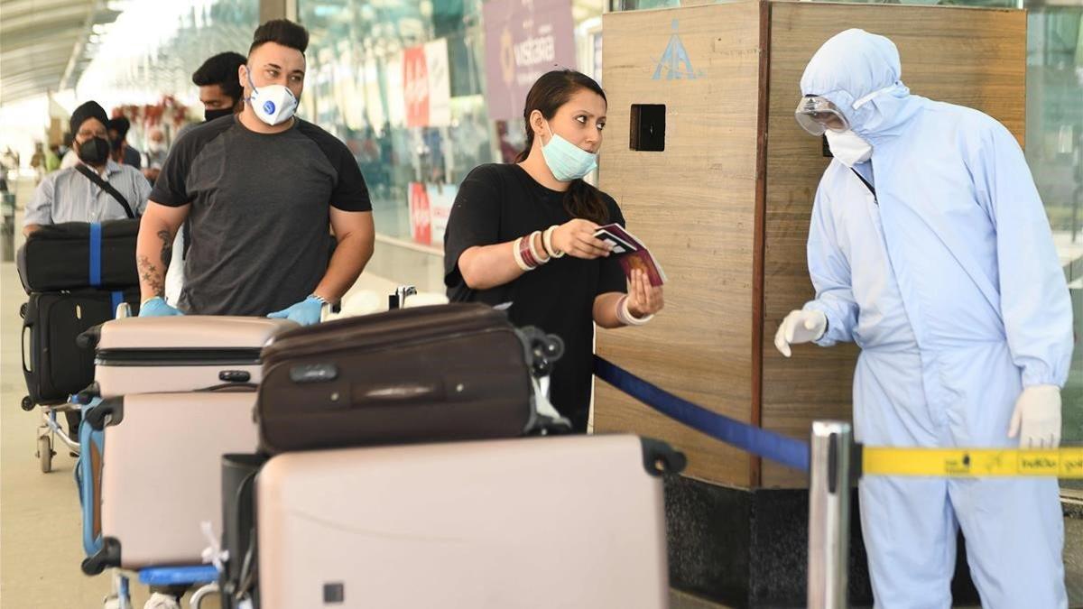 zentauroepp53358444 a security personnel  r  checks the passport of a british na200509115246