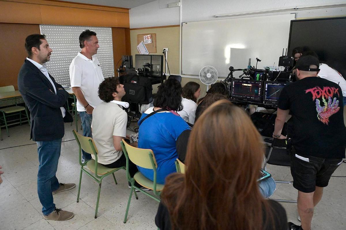 El director de la Axencia Galega das Industrias Culturais (Agadic), Jacobo Sutil, esta semana, observa los rodajes en Galicia de la nueva película de Vaca Films para Prime Video, ‘Dímelo con besos’.
