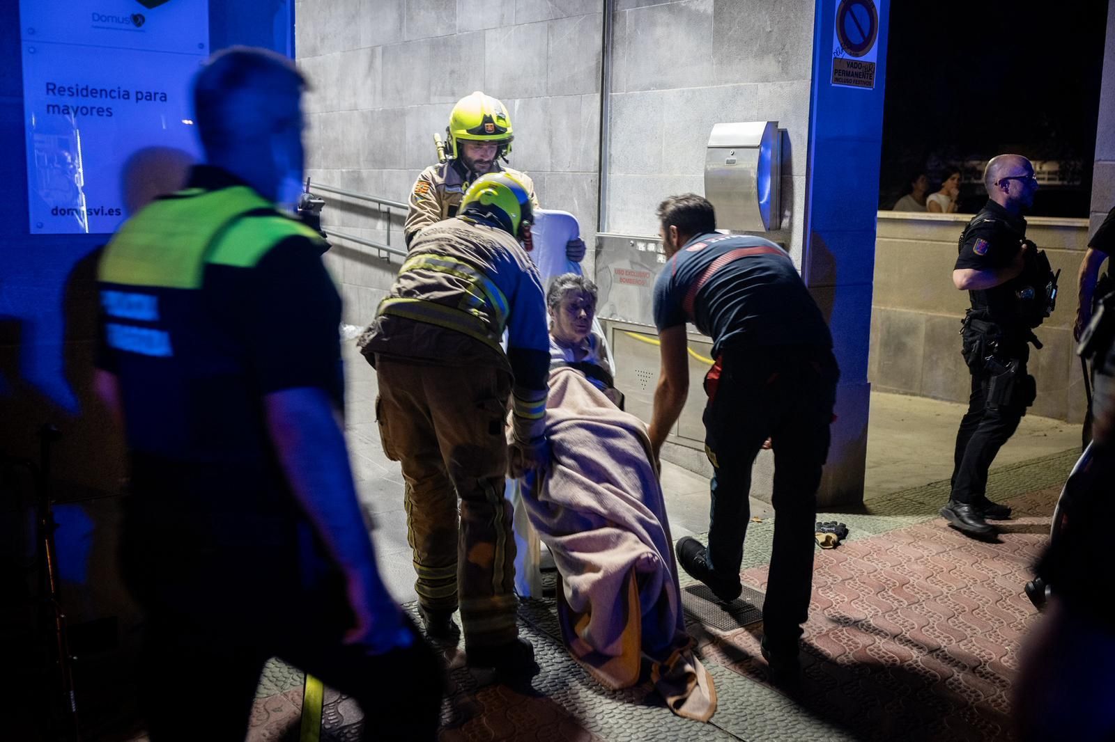 En imágenes | Desalojada la residencia Zalfonada de Zaragoza por un incendio