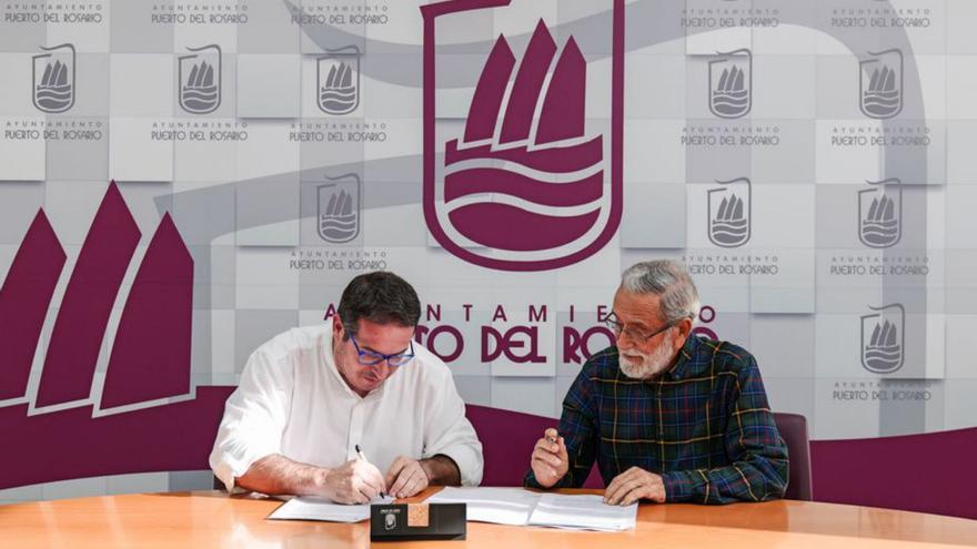 El alcalde David de Vera (i) en la firma del convenio con Gerardo Mesa | | LP/DLP