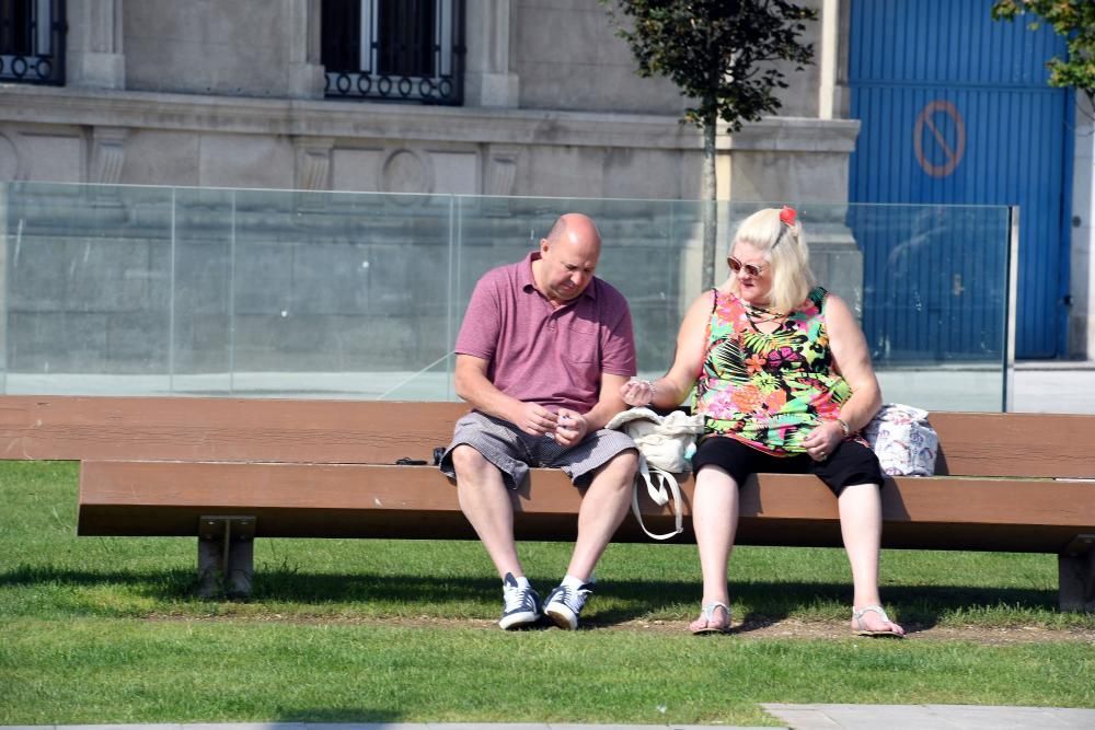 Turistas disfrutan del buen tiempo en A Coruña