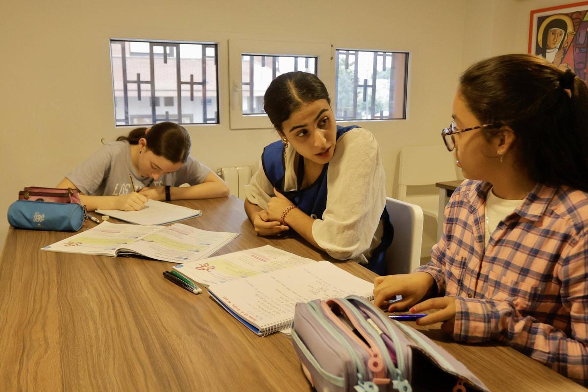 Clases de repaso de la Fundación iniciativa social para menores en barrios empobrecidos.