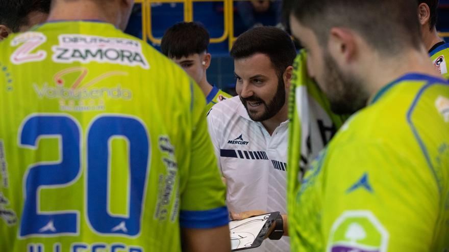 Iván López, técnico del Balonmano Zamora:  “Hemos competido prácticamente todo el partido&quot;