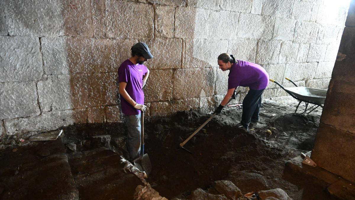 Trabajadores en el arranque de las excavaciones arqueológicas en el convento de Santa Clara.