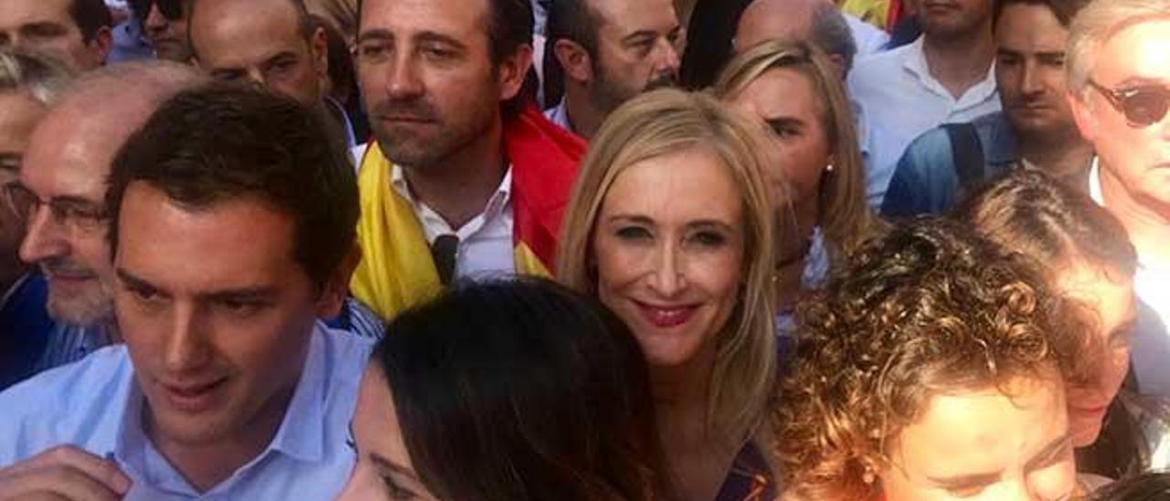 Imagen de José Ramón Bauzá siguiendo la estela de Albert Rivera, el domingo en Barcelona.