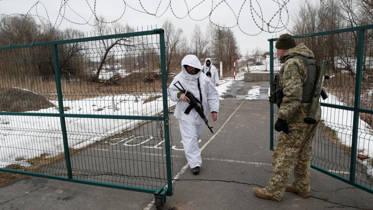 Miembros del Servicio Estatal de Guardia de Fronteras de Ucrania vigilan en el puesto de control de Kliusy, cerca de la frontera con Rusia, en la región de Chernihiv.