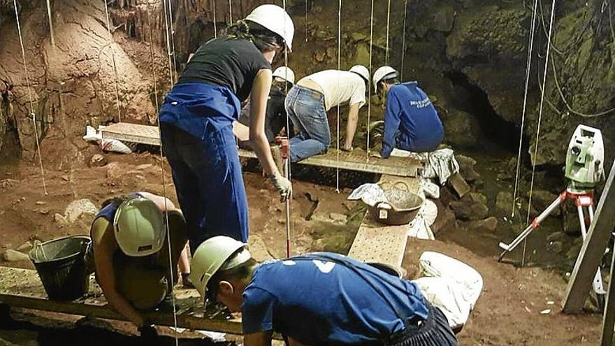 Catorce jóvenes asisten al Campo de Trabajo Internacional de las Cuevas en Fuentes de León