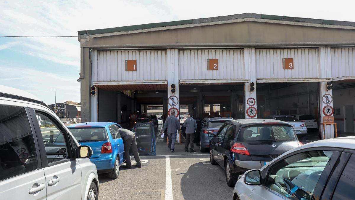 Colas de coches en la ITV de Alicante, en imagen de archivo.