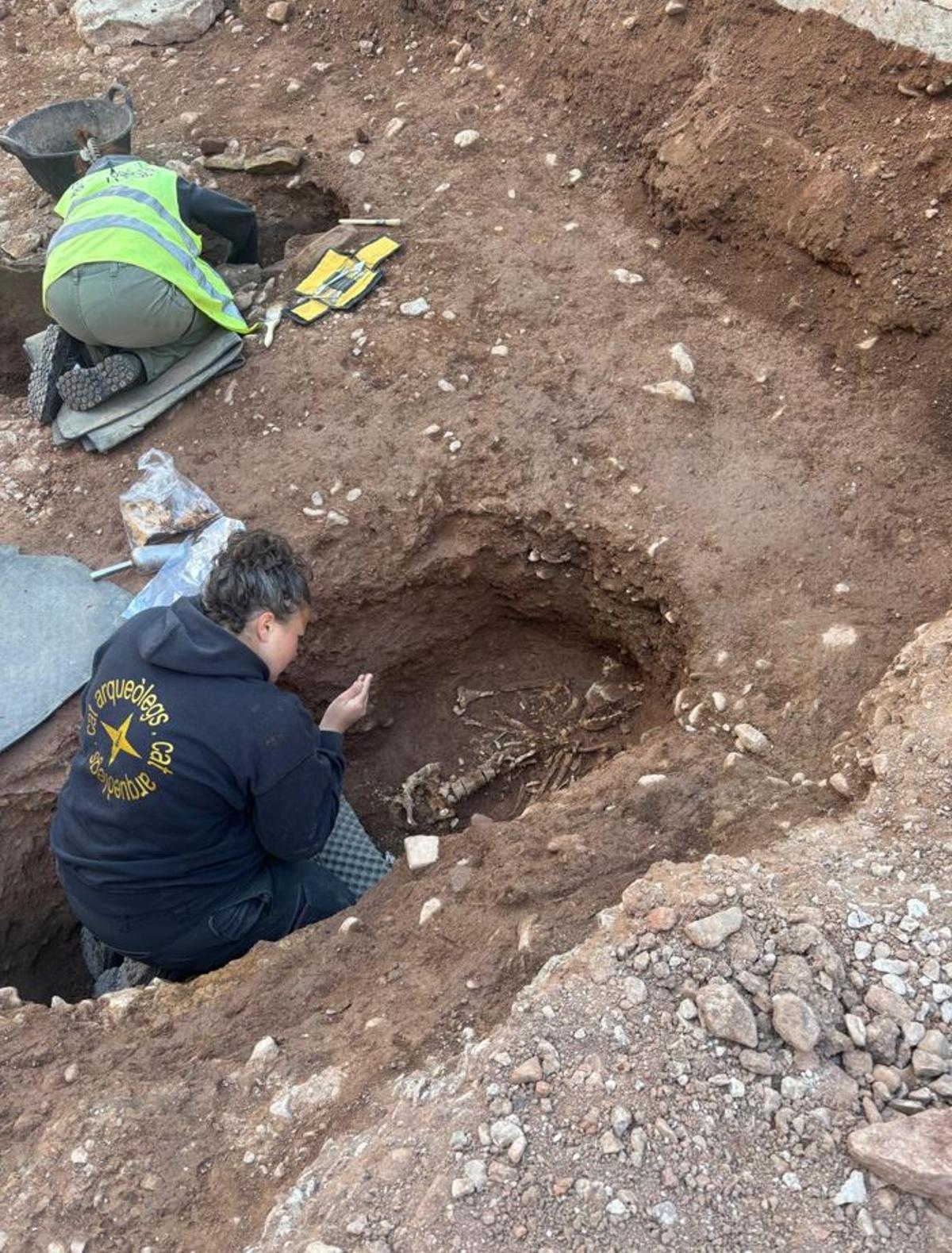 Una de les arqueòlogues durant els treballs en una de les tombes