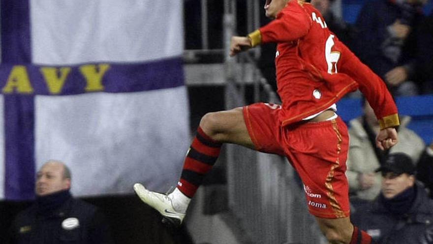 Adriano celebra uno de los goles que anotó esta temporada. / sergio pérez