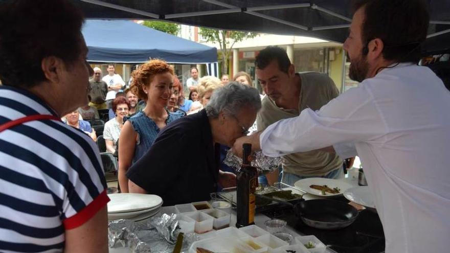 Una mujer huele el papillote de salmonete y algas que preparó Nacho Manzano en Arriondas.