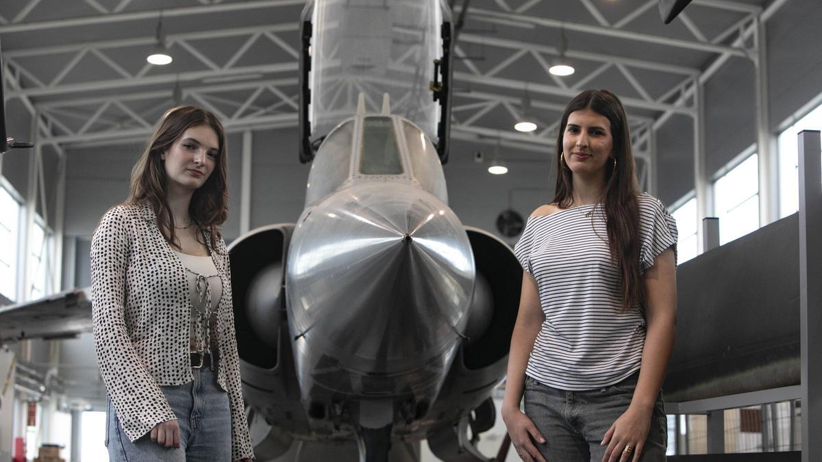 8M. Carmen Serrano y María Andrés en el hangar de Ingeniería Aeroespacial de la UPV.
