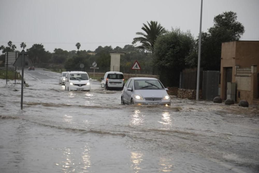 Zahlreiche Straßen auf Mallorca wurden überschwemmt.