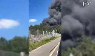 Un voraz incendio arrasa la nave de una empresa en Tomiño