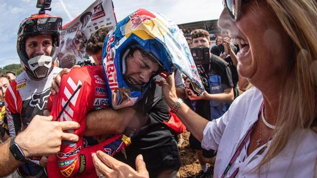 Celebración de Jorge Prado con sus padres y con miembros de su equipo.