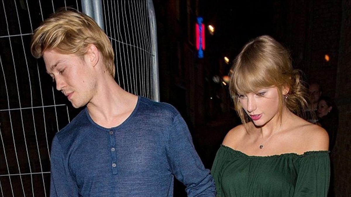 Taylor Swift pasea por las calles de Londres junto a Joe Alwyn