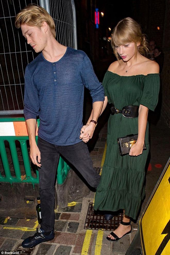 Taylor Swift pasea por las calles de Londres junto a Joe Alwyn