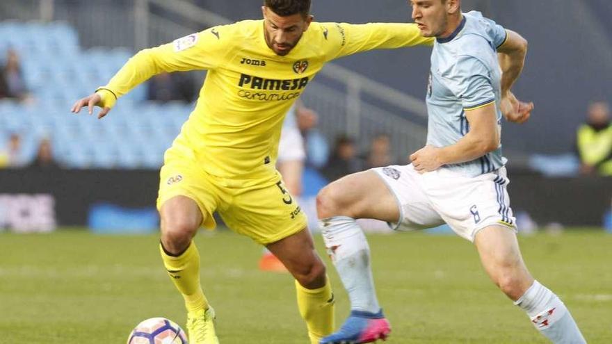 El céltico Radoja presiona a Musacchio, del Villarreal, durante el último partido de Liga disputado en Balaídos. // Jose Lores