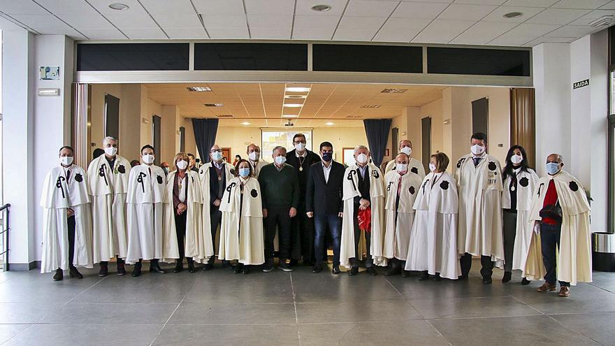 Los caballeros de la Orden del Camino, ayer en la inauguración del congreso en Cea. | // C.PETEIRO