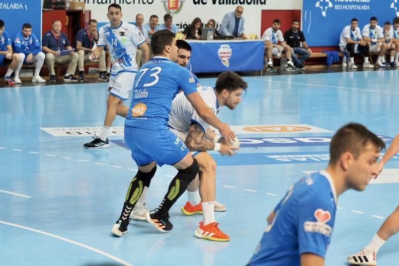 Gaby Chaparro es defendido en el duelo ante el Valladolid. | // SAÚL ASENSIO