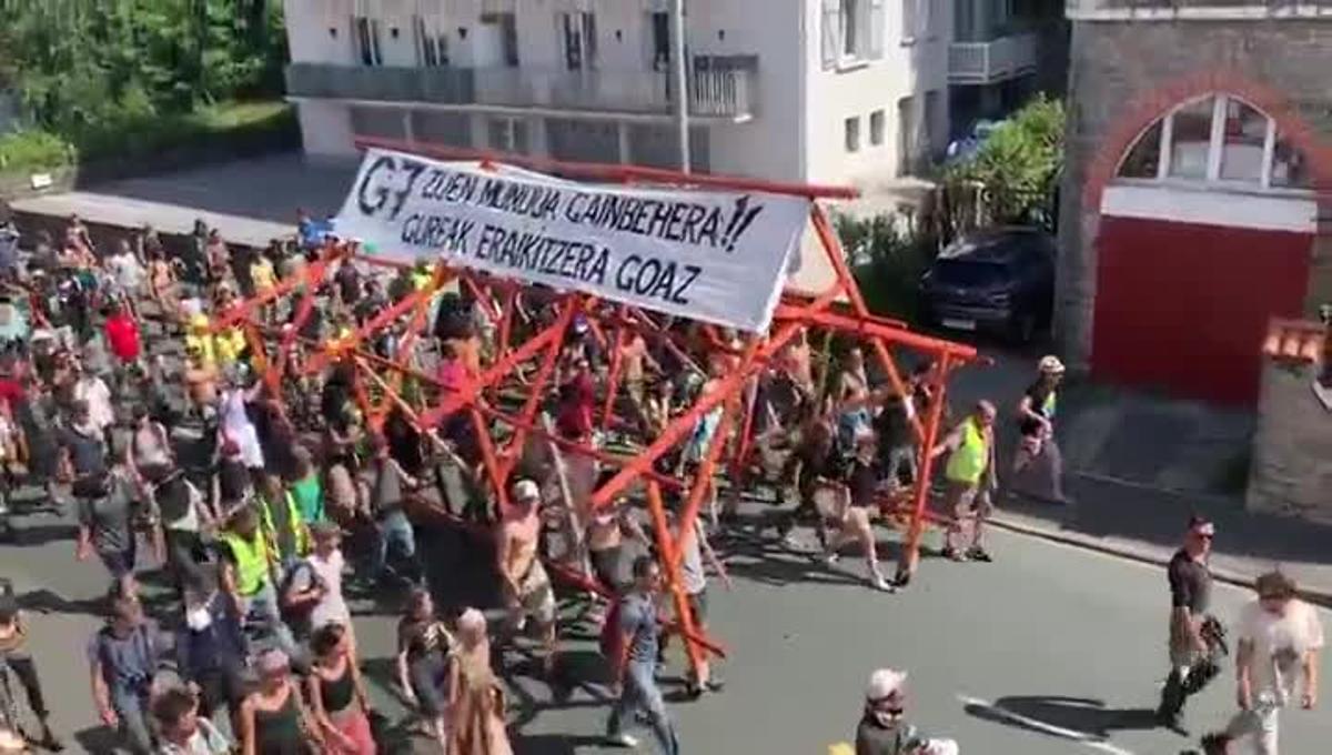 Este jueves ha recorrido las calles de Irún una manifestación de opositores al G7, camino del Centro Ficoba de la localidad.