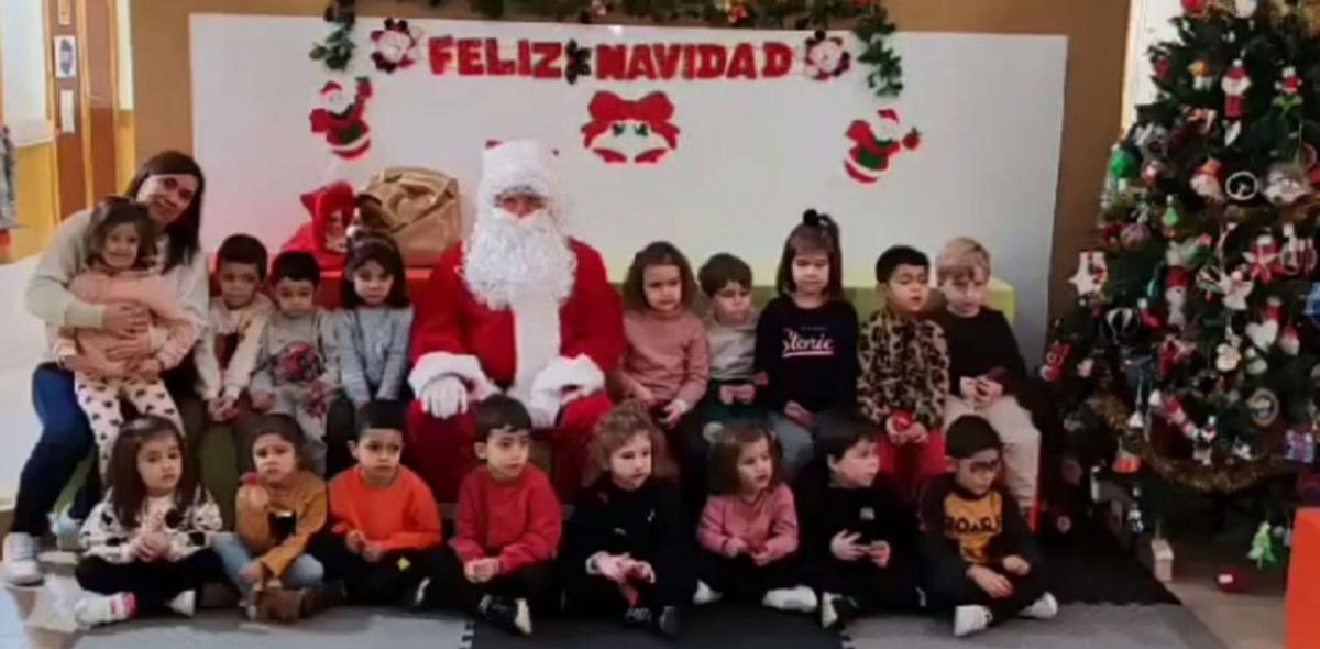 Un grupo de escolares del Pinar con Papá Noel. | El Pinar