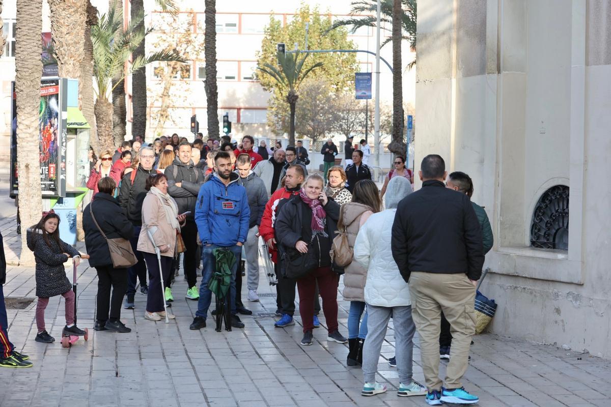 Algunas personas portaron una silla plegable para la espera.