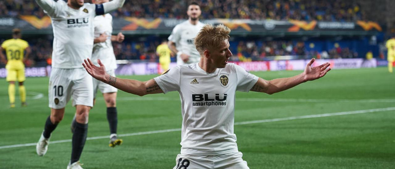 Daniel Wass celebra el gol con el Valencia frente al Villarreal, en la ida de cuartos de final de la Liga Europa.