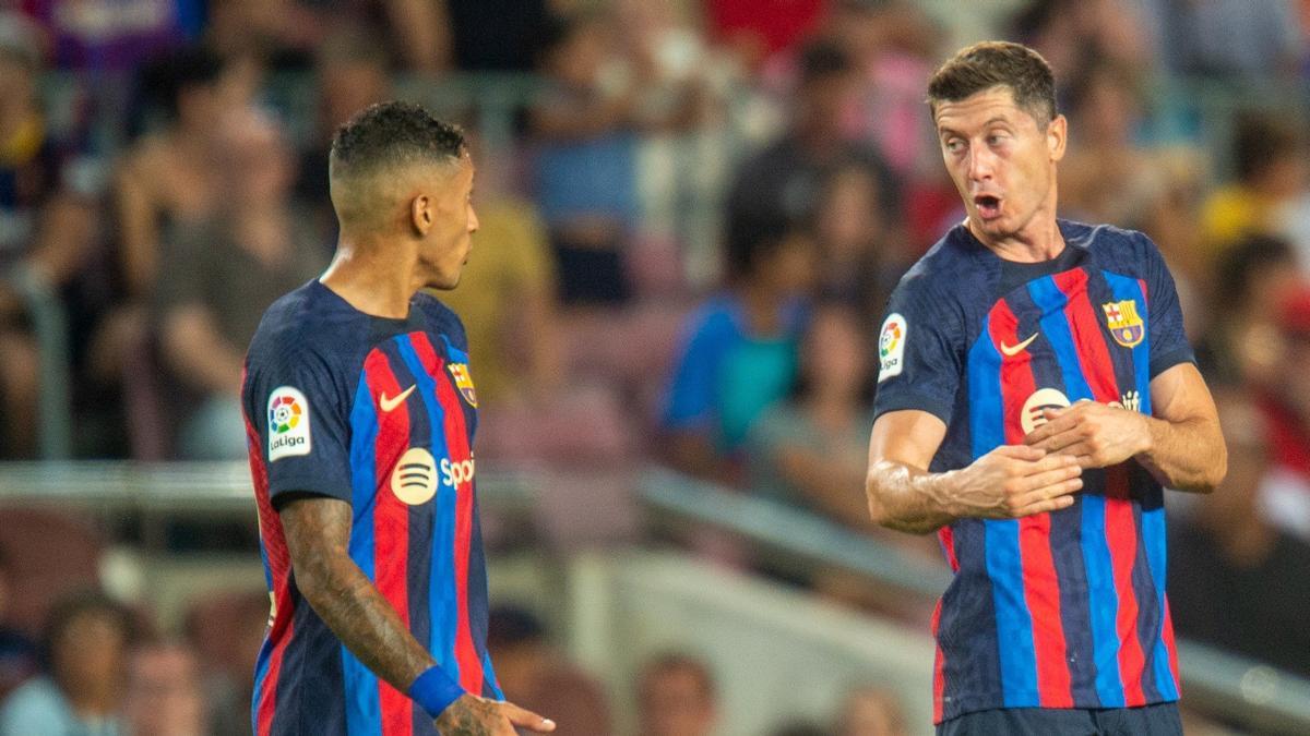 Lewandowski y Raphinha charlan tras una pausa de hidratación del Barça-Rayo.