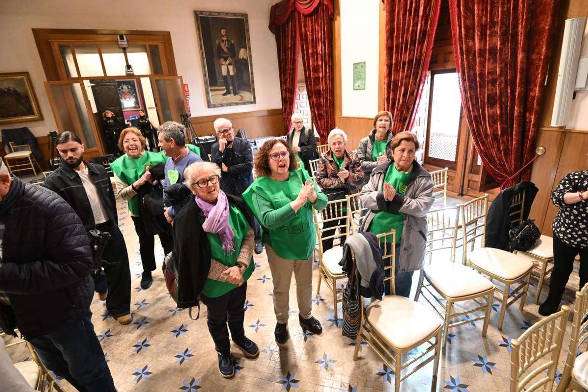 Representantes de la plataforma por la reversión del Vinalopó, al término del pleno.