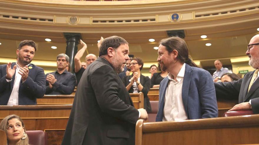 Junqueras saluda a Iglesias en el Congreso