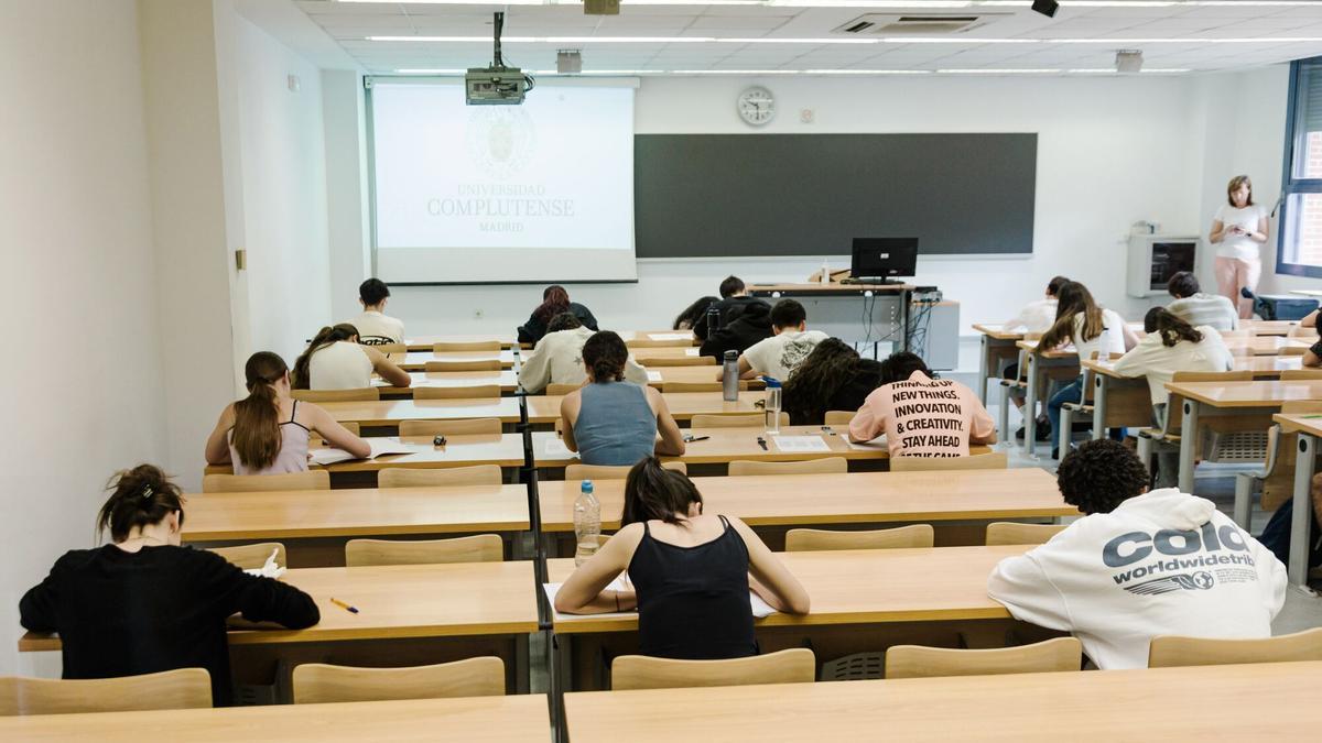 Alumnos durante el primer examen de la PAU 2025 en Madrid.